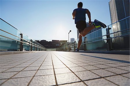 simsearch:622-07760685,k - Young Caucasian man running in metropolitan area Photographie de stock - Premium Libres de Droits, Code: 622-08355635