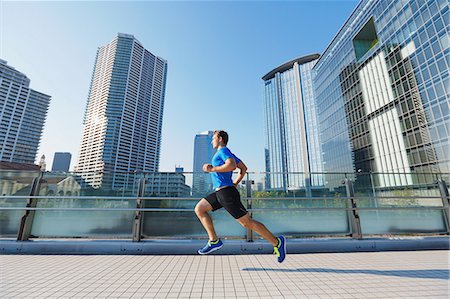 Young Caucasian man running in metropolitan area Stockbilder - Premium RF Lizenzfrei, Bildnummer: 622-08355633