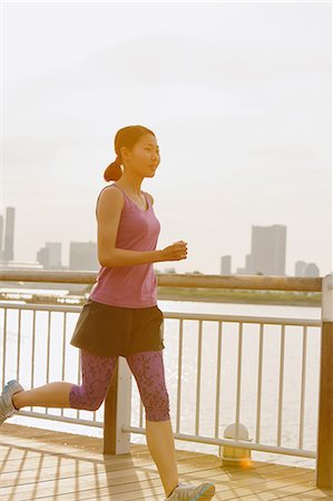 fechten - Young Japanese woman running downtown Tokyo Stockbilder - Premium RF Lizenzfrei, Bildnummer: 622-08355682