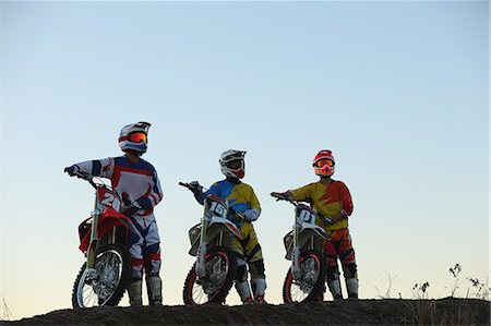 simsearch:622-08355580,k - Motocross bikers on dirt track Foto de stock - Sin royalties Premium, Código: 622-08355813