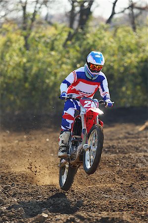 simsearch:622-08355879,k - Motocross biker on dirt track Photographie de stock - Premium Libres de Droits, Code: 622-08355845