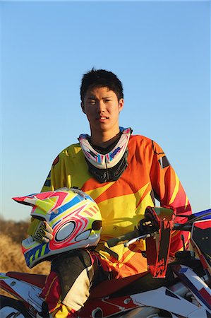 Motocross biker on dirt track Foto de stock - Sin royalties Premium, Código: 622-08355899