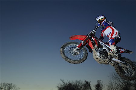 simsearch:622-08355542,k - Motocross biker jumping over dirt track Fotografie stock - Premium Royalty-Free, Codice: 622-08355900
