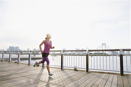 Young Japanese woman running downtown Tokyo Stockbilder - Premium RF Lizenzfrei, Bildnummer: 622-08355937