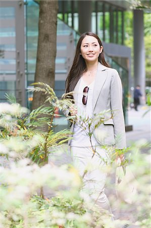 Japanese attractive businesswoman in downtown Tokyo Fotografie stock - Premium Royalty-Free, Codice: 622-08482371