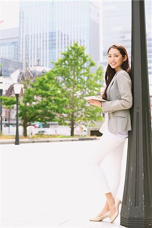 Japanese attractive businesswoman in downtown Tokyo Foto de stock - Sin royalties Premium, Código: 622-08482386