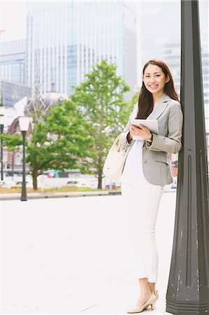 Japanese attractive businesswoman in downtown Tokyo Foto de stock - Sin royalties Premium, Código: 622-08482387