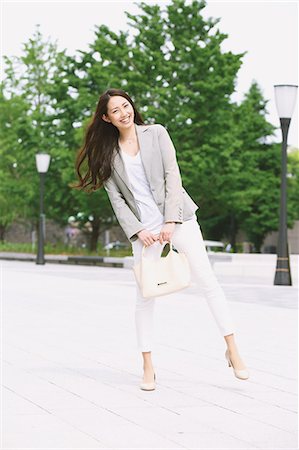 Japanese attractive businesswoman in downtown Tokyo Foto de stock - Sin royalties Premium, Código: 622-08482389