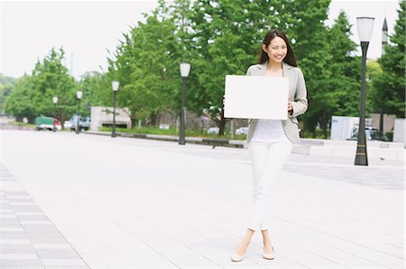 Japanese attractive businesswoman in downtown Tokyo Stock Photo - Premium Royalty-Free, Code: 622-08482395