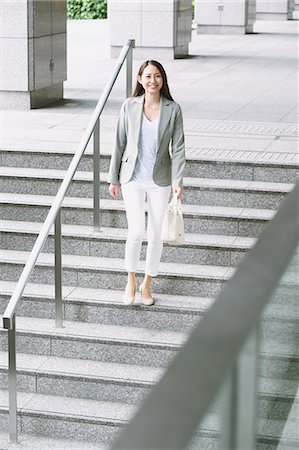 Japanese attractive businesswoman in downtown Tokyo Foto de stock - Sin royalties Premium, Código: 622-08482396