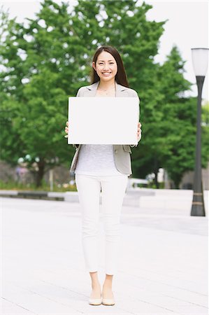 Japanese attractive businesswoman in downtown Tokyo Foto de stock - Sin royalties Premium, Código: 622-08482391