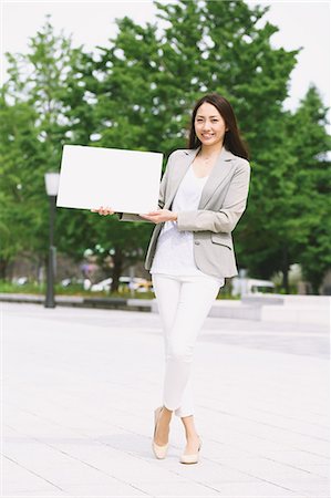Japanese attractive businesswoman in downtown Tokyo Stock Photo - Premium Royalty-Free, Code: 622-08482393