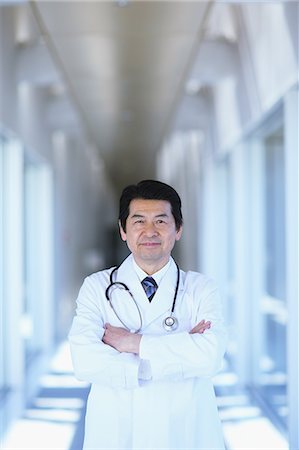 Japanese senior doctor at the hospital Foto de stock - Sin royalties Premium, Código: 622-08482442