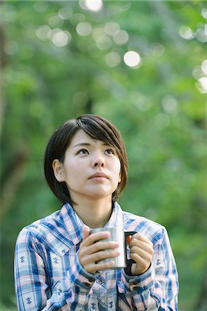 simsearch:622-07519762,k - Young Japanese woman drinking coffee at a camp site Foto de stock - Sin royalties Premium, Código: 622-08519655