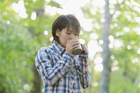 simsearch:622-07519762,k - Young Japanese woman drinking coffee at a camp site Foto de stock - Sin royalties Premium, Código: 622-08519653