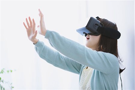 Japanese woman using virtual reality device Foto de stock - Sin royalties Premium, Código: 622-08519685