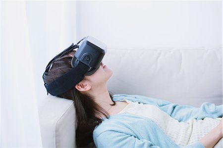 realidad virtual - Japanese woman using virtual reality device Foto de stock - Sin royalties Premium, Código: 622-08519688
