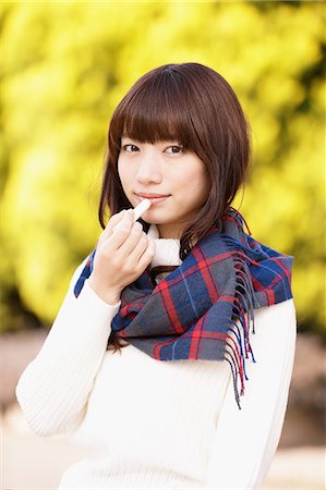 simsearch:622-06487860,k - Attractive Japanese woman with muffler on a Winter sunny day Photographie de stock - Premium Libres de Droits, Code: 622-08519719