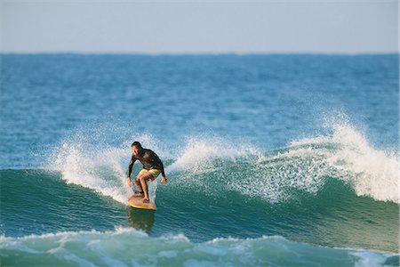 Japanese surfer riding wave Photographie de stock - Premium Libres de Droits, Code: 622-08512627