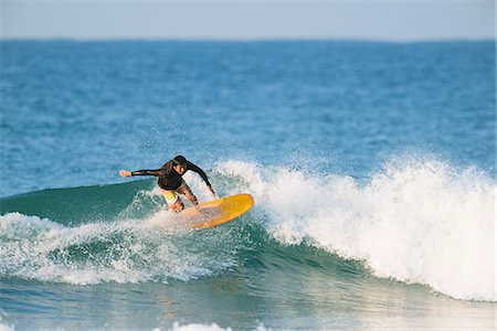 Japanese surfer riding wave Photographie de stock - Premium Libres de Droits, Code: 622-08512628