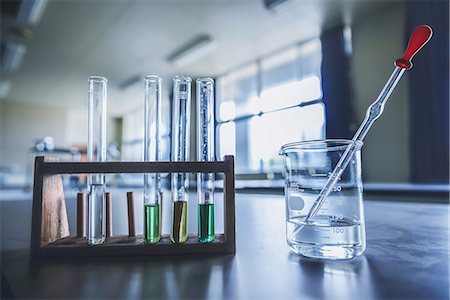 High school laboratory Foto de stock - Royalty Free Premium, Número: 622-08542918