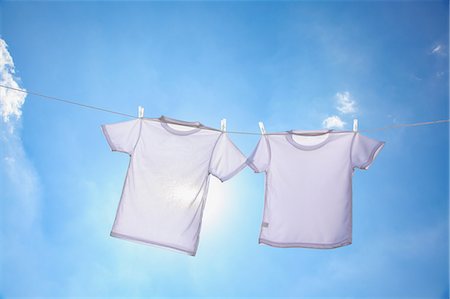 Laundry hanging against blue sky Foto de stock - Sin royalties Premium, Código: 622-08542956