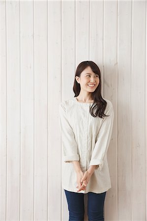 simsearch:622-08542976,k - Young Japanese woman against wooden wall Stock Photo - Premium Royalty-Free, Code: 622-08542960