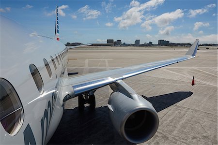Airplane on track Photographie de stock - Premium Libres de Droits, Code: 622-08657532