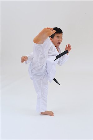 duper - Japanese kid in karate uniform on white background Photographie de stock - Premium Libres de Droits, Code: 622-08657834