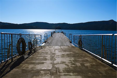 Lake Ashi in the Winter morning, Hakone, Japan Stock Photo - Premium Royalty-Free, Code: 622-08657837