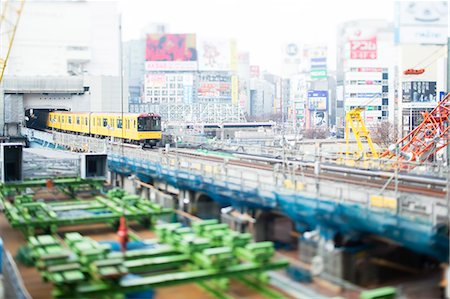 subway track - Tilt-shift bird's eye view of Shibuya, Tokyo, Japan Photographie de stock - Premium Libres de Droits, Code: 622-08723387