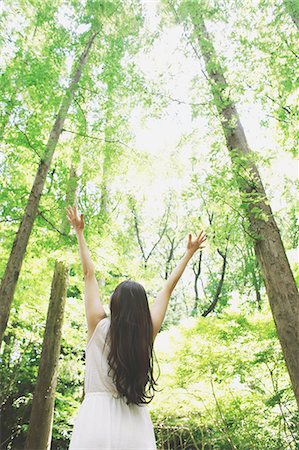 simsearch:622-09014015,k - Young Japanese woman surrounded by green in a city park Stock Photo - Premium Royalty-Free, Code: 622-08765668