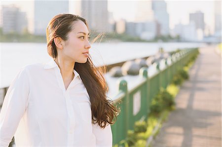 Portrait of young Japanese businesswoman by a river downtown Tokyo Photographie de stock - Premium Libres de Droits, Code: 622-08765693