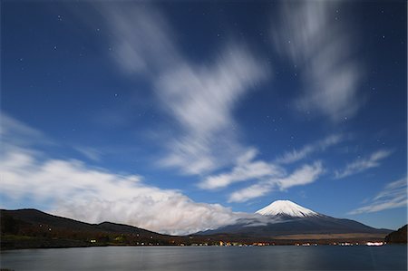 Night view of cloudy sky and Mount Fuji at night from Lake Yamanaka, Yamanashi Prefecture, Japan Foto de stock - Royalty Free Premium, Número: 622-08839775