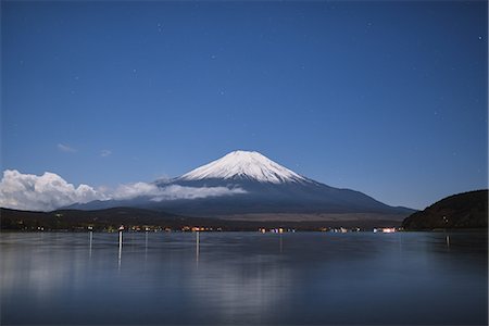 Night view of cloudy sky and Mount Fuji at night from Lake Yamanaka, Yamanashi Prefecture, Japan Photographie de stock - Premium Libres de Droits, Code: 622-08839780