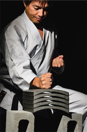 simsearch:622-08839944,k - Japanese karate master breaking tiles Foto de stock - Sin royalties Premium, Código: 622-08839944