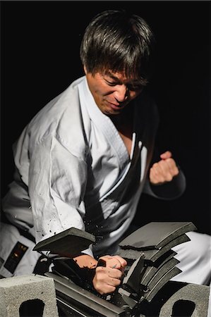 simsearch:622-08839944,k - Japanese karate master breaking tiles Foto de stock - Sin royalties Premium, Código: 622-08839945