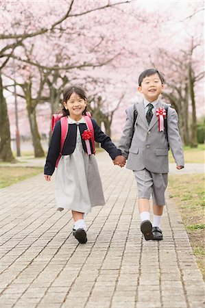 park avenue - Japanese kids with cherry blossoms in a city park Stock Photo - Premium Royalty-Free, Code: 622-08893748