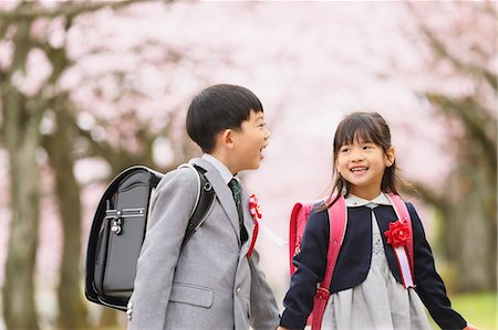simsearch:859-06808431,k - Japanese kids with cherry blossoms in a city park Foto de stock - Sin royalties Premium, Código: 622-08893750
