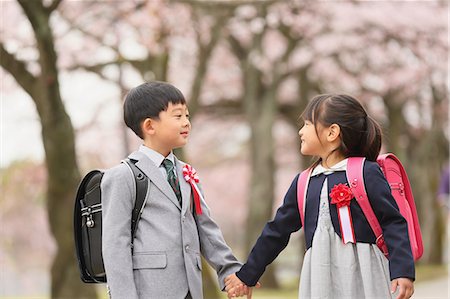 simsearch:859-06808431,k - Japanese kids with cherry blossoms in a city park Foto de stock - Sin royalties Premium, Código: 622-08893751