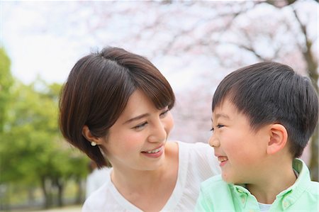 sakura festival - Japanese mother and son with cherry blossoms in a city park Stock Photo - Premium Royalty-Free, Code: 622-08893770
