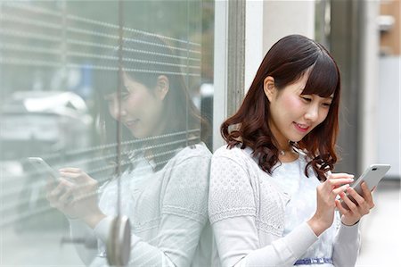 simsearch:859-06538080,k - Fashionable Japanese woman with smartphone in luxury Tokyo area, Tokyo, Japan Stock Photo - Premium Royalty-Free, Code: 622-08893805