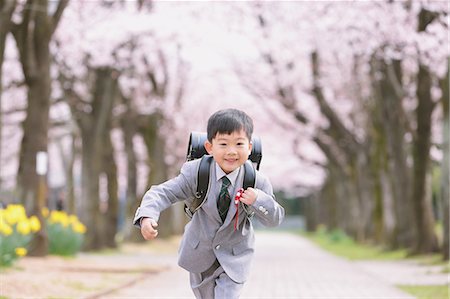 simsearch:859-06808431,k - Japanese kid with cherry blossoms in a city park Foto de stock - Sin royalties Premium, Código: 622-08893828