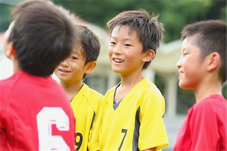 Japanese kids playing soccer Photographie de stock - Premium Libres de Droits, Code: 622-08893868