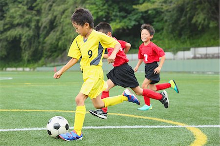 simsearch:622-06163977,k - Japanese kids playing soccer Photographie de stock - Premium Libres de Droits, Code: 622-08893861