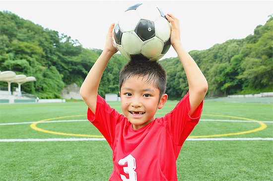 Japanese kid playing soccer Photographie de stock - Premium Libres de Droits, Le code de l’image : 622-08893862