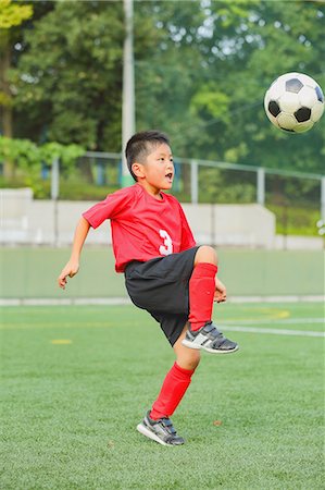 simsearch:622-08893892,k - Japanese kid playing soccer Fotografie stock - Premium Royalty-Free, Codice: 622-08893878
