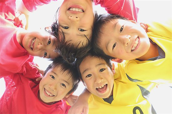 Japanese kids playing soccer Foto de stock - Sin royalties Premium, Código de la imagen: 622-08893880