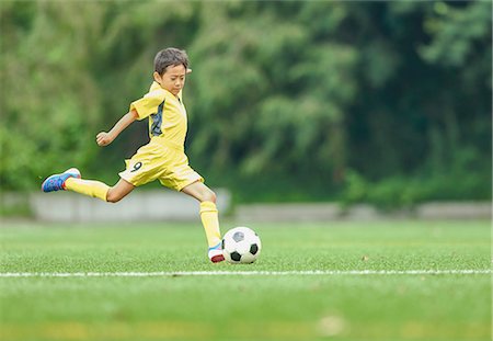 simsearch:622-07736028,k - Japanese kid playing soccer Foto de stock - Sin royalties Premium, Código: 622-08893899