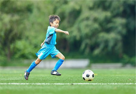 simsearch:622-08893892,k - Japanese kid playing soccer Fotografie stock - Premium Royalty-Free, Codice: 622-08893893